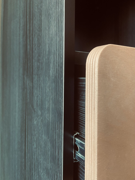 Шкаф узкий с одним ящиком и дверками Split SP09